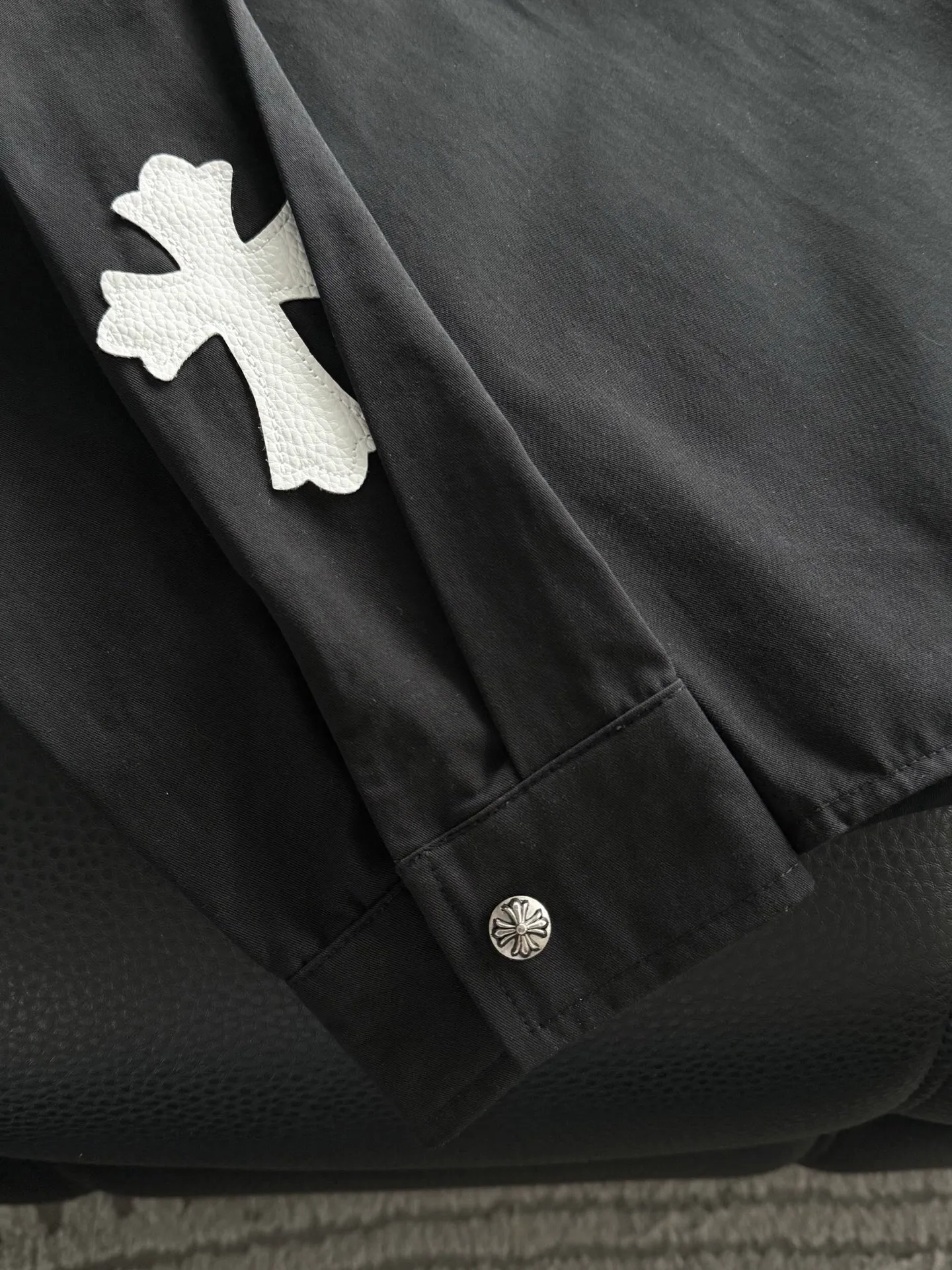 P510 Chrome Hearts leather cross leather embroidery shirt jacket! OS version can be worn by both men and women! The fabric is made of twill gauze cotton fabric! The texture is clear and smooth, not easy to wrinkle or fade! The embroidery process is complex and repetitive, and the requirements for the embroidery machine are very strict. The distance is always 45 centimeters! It won’t work if the spacing is too big, and it won’t work if it’s too small! The hardware is all carved and cast. This piece of clothing consumes a lot of material. More than 3 meters of material is used for one piece of clothing! After the garment is made, it needs to be fixed at high temperature, washed at a water temperature of more than 70 degrees, and softened by adding softener to make the upper body softer and smoother!   Color: black white Size: m-3xl Style number: 5879➕3731